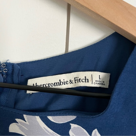 Abercrombie & Fitch Short Sleeve Cutout Maxi Dress in Blue Pattern - Picture 4 of 5